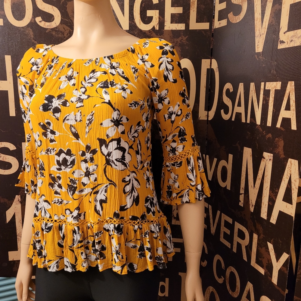 Adorable Ruched Top with Ruffled Hem - Picture 3 of 5